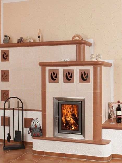 Kachelofen in Creme und Terrakotta mit Flammenmotiv-Kacheln