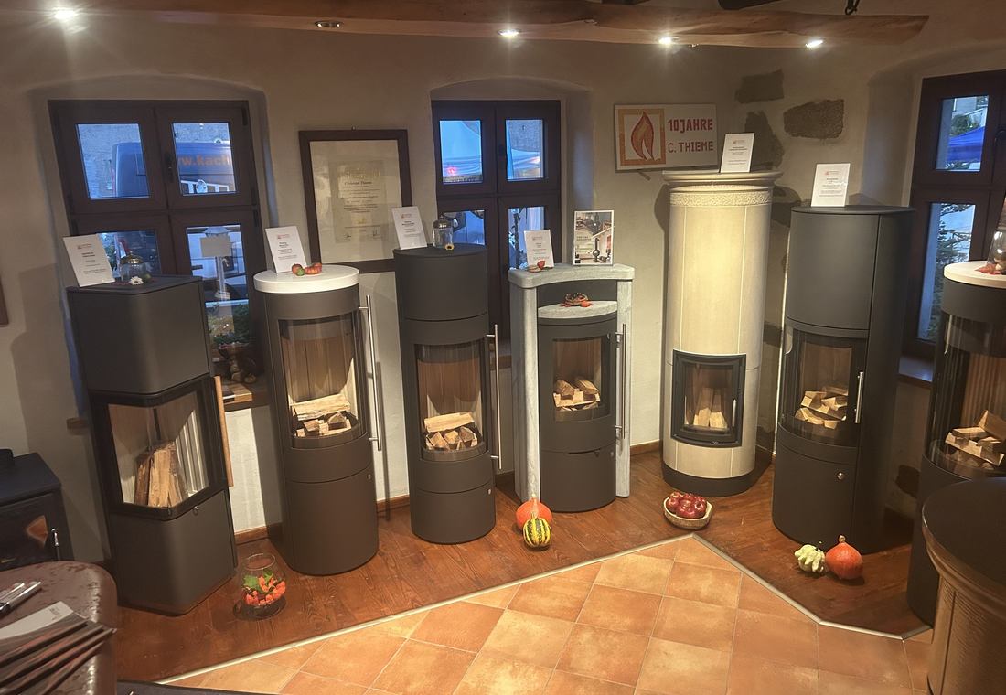 Ausstellungsraum mit mehreren Kaminöfen nebeneinander