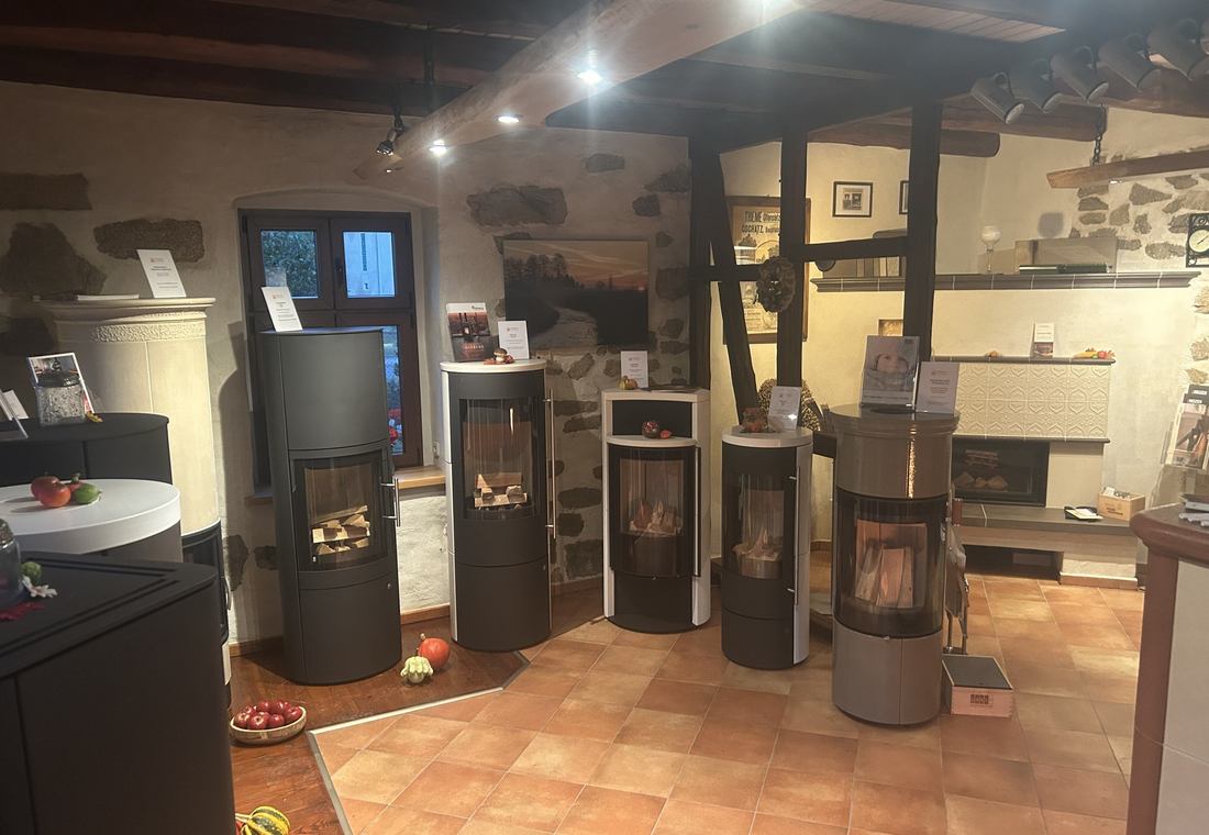 Weitere Ansicht der Ofenausstellung mit Modellen verschiedener Bauarten