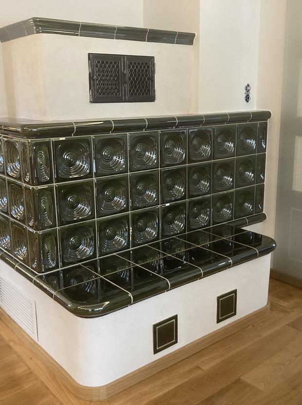 Historischer grüner Kachelofen mit Reliefkacheln