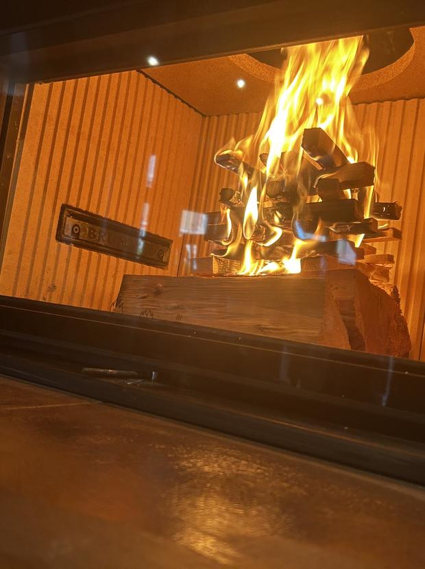Nahaufnahme des brennenden Feuers hinter der Sichtscheibe